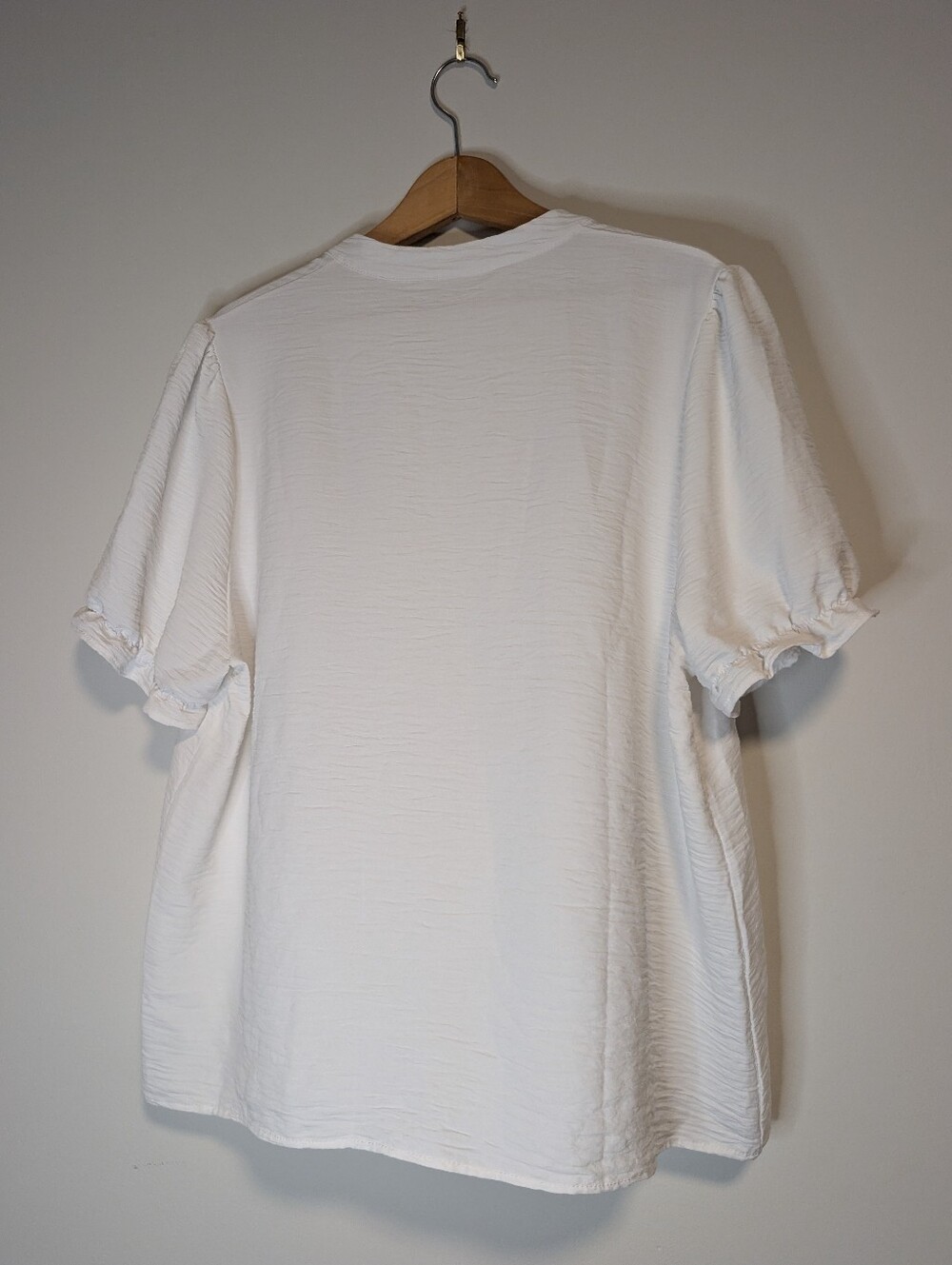 💰 2/$12 2XL Women's White Short-Sleeve Embroidered Top